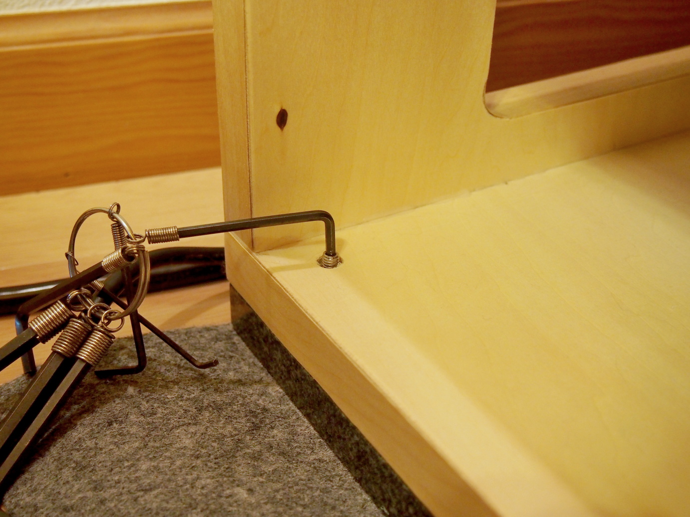2. Screw the Allen screws so that the main body float from the granite base.