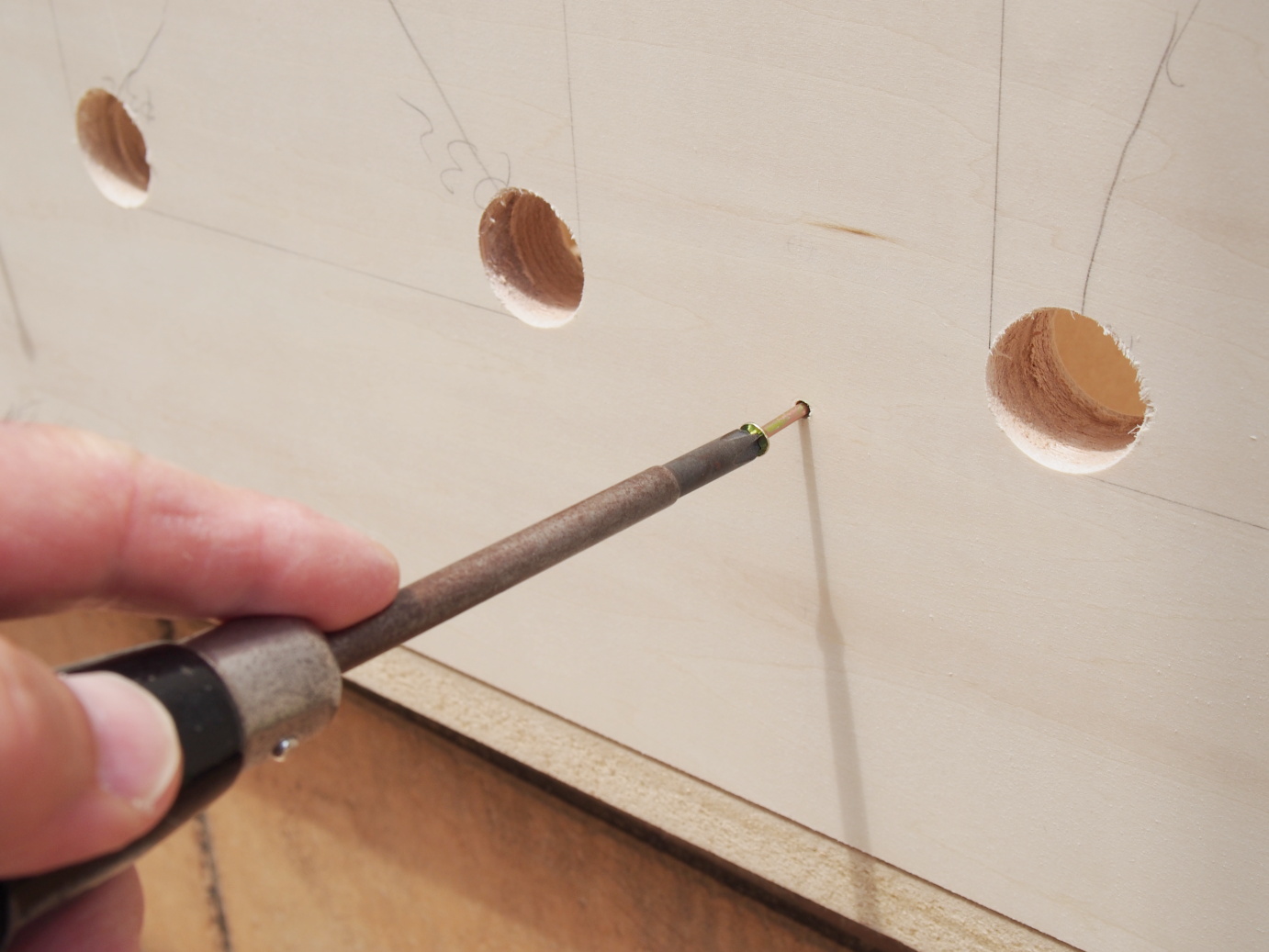 4. Inserting the wood screw with the hand tool